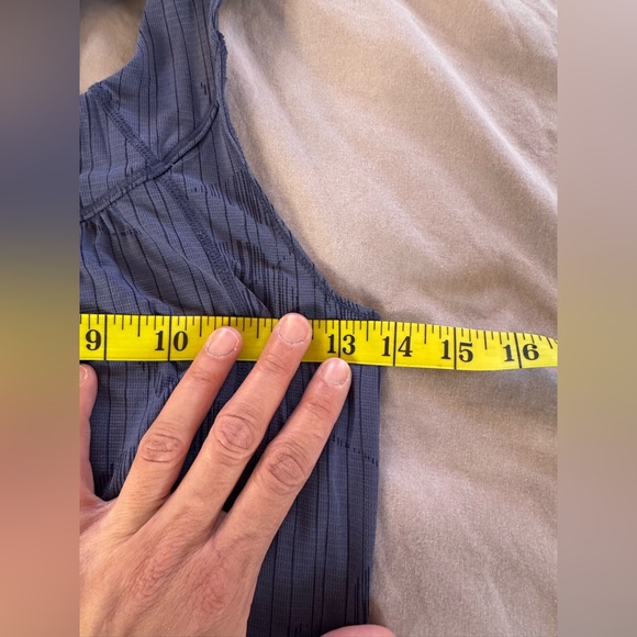 🟢LULULEMON RUN: RACE TECH BLUE TANK🟢
W1966S - Picture 5 of 10